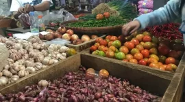 Sejumlah harga bapokting yang dijual di Pasar Kota Sukabumi. Foto: Boy