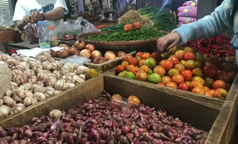 Sejumlah harga bapokting yang dijual di Pasar Kota Sukabumi. Foto: Boy