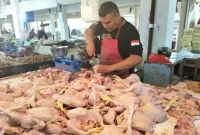 Pedagang daging ayam di Pasar Kota Sukabumi. Foto: Boy