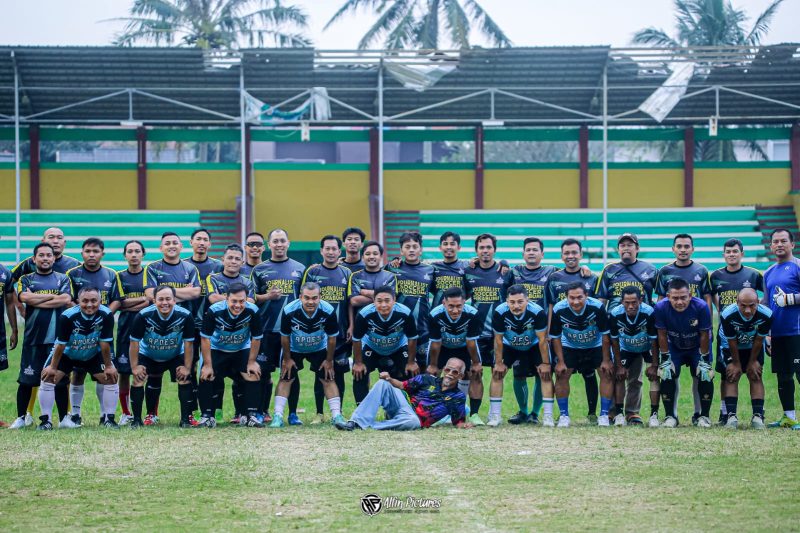 Poto bersama antara tim JSS dan APDESI di Stadion Kopri, Cisaat, pada Jumat (31/7). Foto: Istimewa.