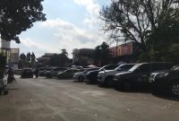 Ruas jalan Masjid Kota Sukabumi yang digunakan sebagai lahan parkir liar. Foto: Nuria Ariawan.