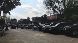 Ruas jalan Masjid Kota Sukabumi yang digunakan sebagai lahan parkir liar. Foto: Nuria Ariawan.