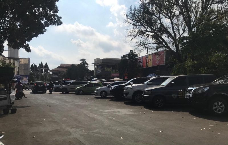 Ruas jalan Masjid Kota Sukabumi yang digunakan sebagai lahan parkir liar. Foto: Nuria Ariawan.