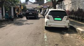 Marka hijau di ruas Jalan Masjid digunakan sebagai lahan parkir, pada Jumat (1/8). Foto: Nuria Ariawan.