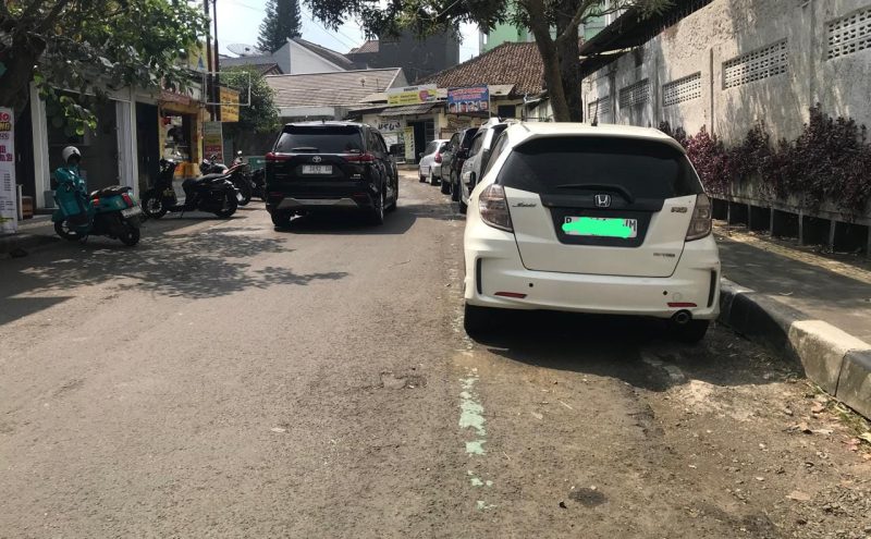 Marka hijau di ruas Jalan Masjid digunakan sebagai lahan parkir, pada Jumat (1/8). Foto: Nuria Ariawan.