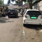 Marka hijau di ruas Jalan Masjid digunakan sebagai lahan parkir, pada Jumat (1/8). Foto: Nuria Ariawan.