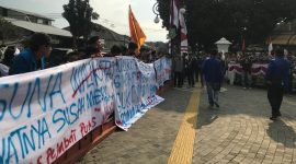 Salah satu mahasiswa yang tergabung dalam PC PMII Kota Sukabumi saat berorasi di depan Balai Kota, pada Jumat (1/8). Foto: Nuria Ariawan.