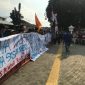 Salah satu mahasiswa yang tergabung dalam PC PMII Kota Sukabumi saat berorasi di depan Balai Kota, pada Jumat (1/8). Foto: Nuria Ariawan.