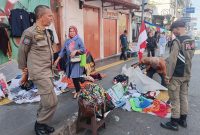 Petugas Satpol-PP saat memberikan himbauan kepada PKL yang berjualan di kawasan Jalan Ahmad Yani Kota Sukabumi, pada Jumat (1/8) kemarin. Foto: Istimewa.