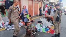 Petugas Satpol-PP saat memberikan himbauan kepada PKL yang berjualan di kawasan Jalan Ahmad Yani Kota Sukabumi, pada Jumat (1/8) kemarin. Foto: Istimewa.
