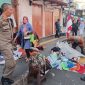 Petugas Satpol-PP saat memberikan himbauan kepada PKL yang berjualan di kawasan Jalan Ahmad Yani Kota Sukabumi, pada Jumat (1/8) kemarin. Foto: Istimewa.