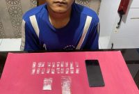Pelaku berikut barang bukti narkoba jenis sabu berhasil diamankan polisi. Foto: Humas Polres Sukabumi Kota.