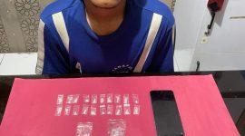 Pelaku berikut barang bukti narkoba jenis sabu berhasil diamankan polisi. Foto: Humas Polres Sukabumi Kota.