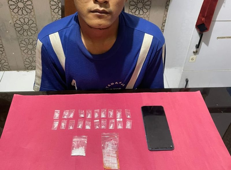 Pelaku berikut barang bukti narkoba jenis sabu berhasil diamankan polisi. Foto: Humas Polres Sukabumi Kota.
