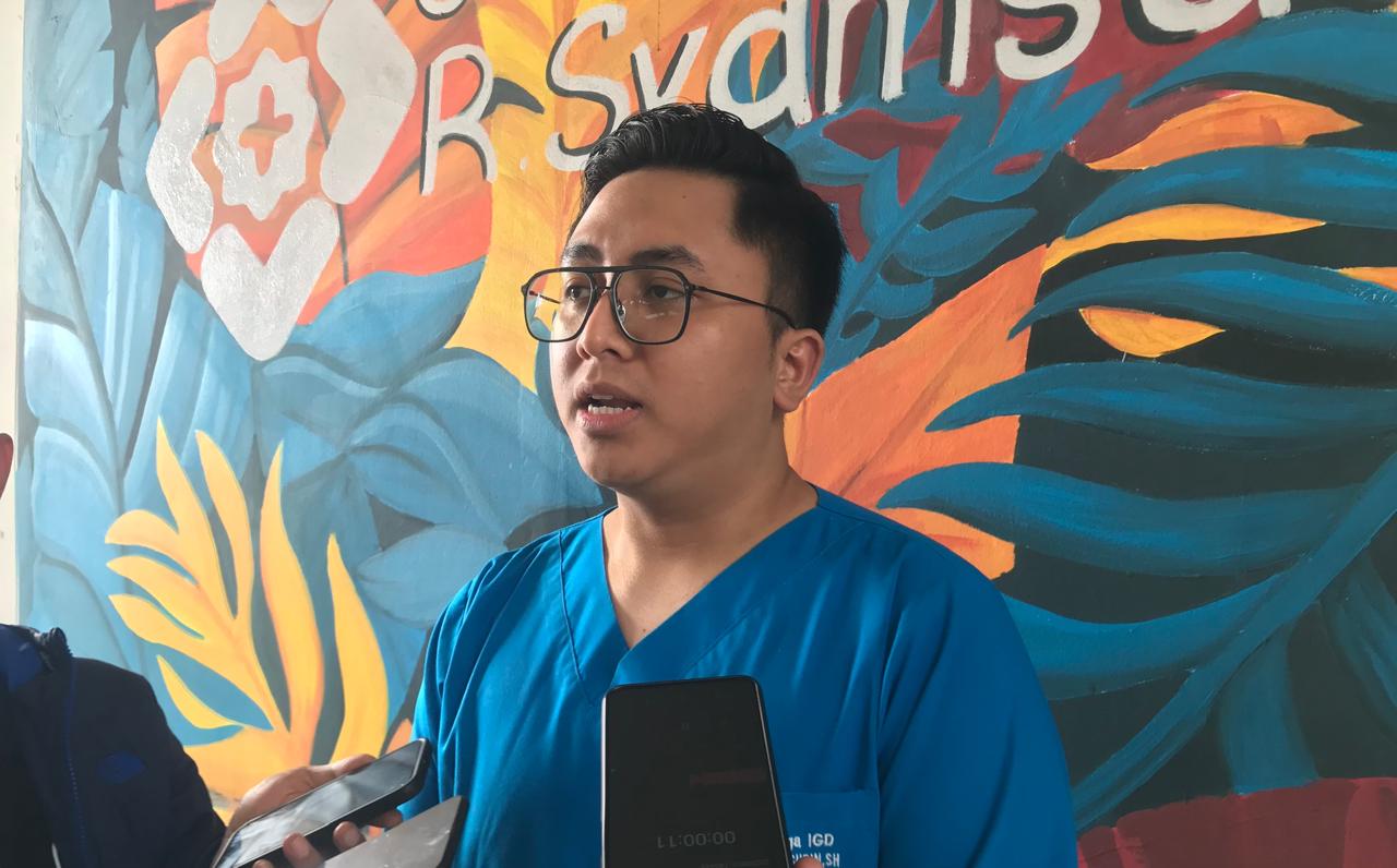 Humas dan Ketua Tim Penanganan Keluhan RSUD R. Syamsudin SH, dr. Irfanugraha Triputra Irawan. Foto: Nuria Ariawan.