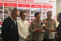 Kakorbinmas Baharkam Polri, Irjen Pol. Edy Murbowo, saat diwawancarai awak media. Foto: Nuria Ariawan.