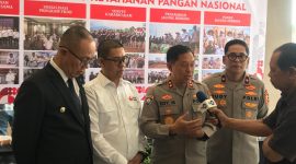 Kakorbinmas Baharkam Polri, Irjen Pol. Edy Murbowo, saat diwawancarai awak media. Foto: Nuria Ariawan.