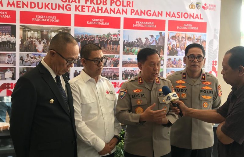 Kakorbinmas Baharkam Polri, Irjen Pol. Edy Murbowo, saat diwawancarai awak media. Foto: Nuria Ariawan.