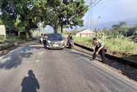 Unit Gakkum Satlantas Polres Sukabumi Kota saat melakukan olah TKP laka lantas di Jalan Pelabuhan II, km 08 Kampung Pasar Sabtu RT 01/17 Kelurahan/Kecamatan Lembursitu, pada Rabu (6/8). Foto Istimewa.
