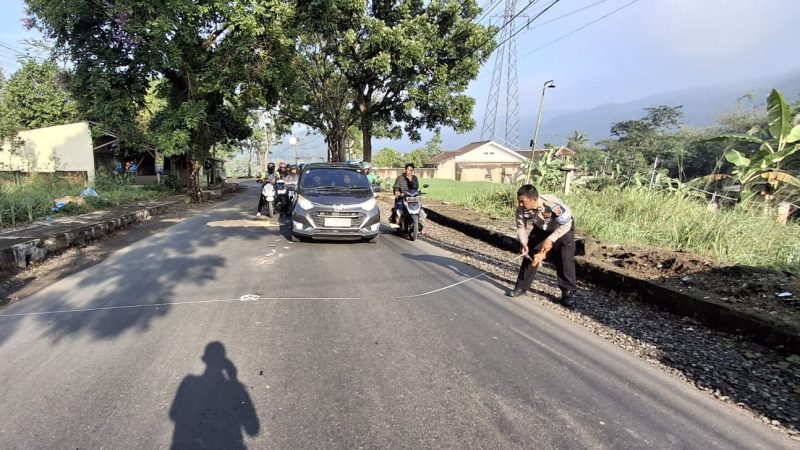 Unit Gakkum Satlantas Polres Sukabumi Kota saat melakukan olah TKP laka lantas di Jalan Pelabuhan II, km 08 Kampung Pasar Sabtu RT 01/17 Kelurahan/Kecamatan Lembursitu, pada Rabu (6/8). Foto Istimewa.