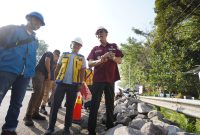 Wali Kota Sukabumi, Ayep Zaki, melakukan peninjauan pembangunan ke lokasi tugu batas Kota di Jalan Lingkar Selatan, pada Kamis (7/8). Foto: Humas Pemkot Sukabumi.