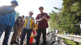 Wali Kota Sukabumi, Ayep Zaki, melakukan peninjauan pembangunan ke lokasi tugu batas Kota di Jalan Lingkar Selatan, pada Kamis (7/8). Foto: Humas Pemkot Sukabumi.