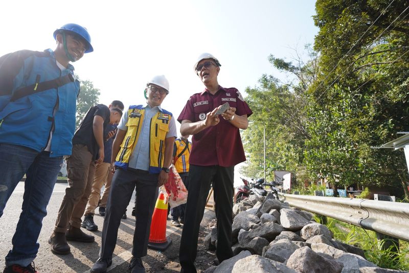 Wali Kota Sukabumi, Ayep Zaki, melakukan peninjauan pembangunan ke lokasi tugu batas Kota di Jalan Lingkar Selatan, pada Kamis (7/8). Foto: Humas Pemkot Sukabumi.
