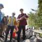 Wali Kota Sukabumi, Ayep Zaki, melakukan peninjauan pembangunan ke lokasi tugu batas Kota di Jalan Lingkar Selatan, pada Kamis (7/8). Foto: Humas Pemkot Sukabumi.