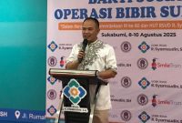 Plt Dirut UOBK RSUD R Syamsudin SH Kota Sukabumi, Yanyan Rusyandi, saat memberikan sambutan dalam rangka bakti sosial operasi bibir sumbing. Foto: Boy.