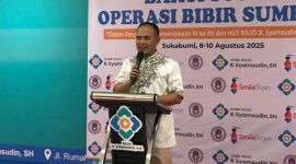 Plt Dirut UOBK RSUD R Syamsudin SH Kota Sukabumi, Yanyan Rusyandi, saat memberikan sambutan dalam rangka bakti sosial operasi bibir sumbing. Foto: Boy.