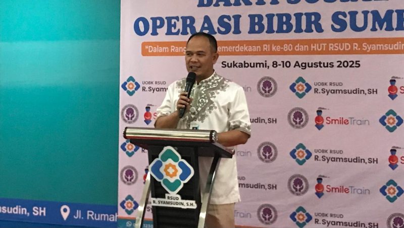 Plt Dirut UOBK RSUD R Syamsudin SH Kota Sukabumi, Yanyan Rusyandi, saat memberikan sambutan dalam rangka bakti sosial operasi bibir sumbing. Foto: Boy.
