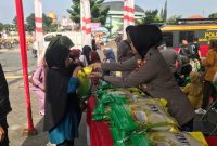 Gerakan pangan murah yang digelar Polres Sukabumi Kota di halaman Gedung Juang 45, pada Rabu (13/8). Foto: Boy.