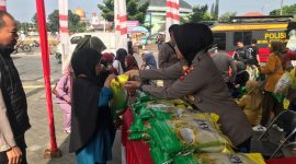 Gerakan pangan murah yang digelar Polres Sukabumi Kota di halaman Gedung Juang 45, pada Rabu (13/8). Foto: Boy.