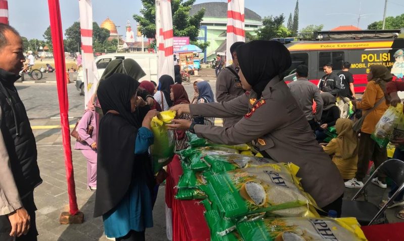 Gerakan pangan murah yang digelar Polres Sukabumi Kota di halaman Gedung Juang 45, pada Rabu (13/8). Foto: Boy.