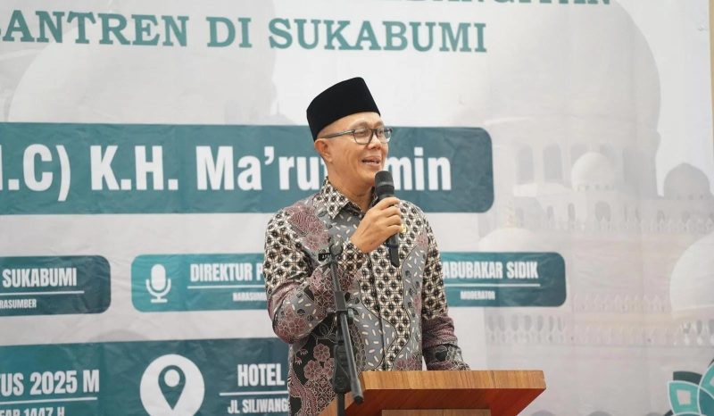 Wali Kota Sukabumi, Ayep Zaki, saat memberikan sambutan dalam Halaqoh Transformasi untuk Kebangkitan Pondok Pesantren yang digelar di salah satu hotel di Jalan Siliwangi, pada Kamis (14/8). Foto: Humas Pemkot Sukabumi.