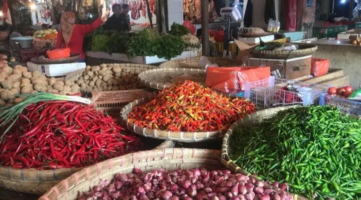 Harga cabai yang dijual di Pasar Kota Sukabumi. Foto: Boy