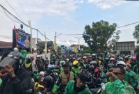 Ratusan ojol menggeruduk Polres Sukabumi Kota dan layangkan sejumlah tuntutan terkait seorang ojol yang tewas dilindas Rantis Brimob. Foto: (Boy)