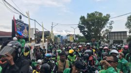 Ratusan ojol menggeruduk Polres Sukabumi Kota dan layangkan sejumlah tuntutan terkait seorang ojol yang tewas dilindas Rantis Brimob. Foto: (Boy)