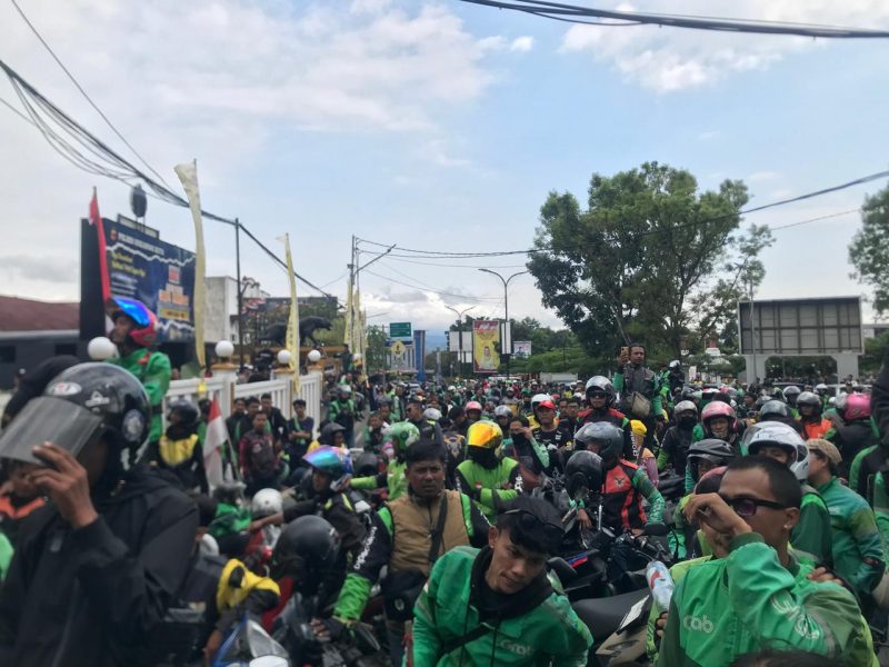 Ratusan ojol menggeruduk Polres Sukabumi Kota dan layangkan sejumlah tuntutan terkait seorang ojol yang tewas dilindas Rantis Brimob. Foto: (Boy)
