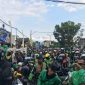 Ratusan ojol menggeruduk Polres Sukabumi Kota dan layangkan sejumlah tuntutan terkait seorang ojol yang tewas dilindas Rantis Brimob. Foto: (Boy)
