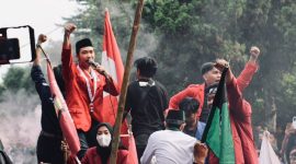 DPC GMNI Sukabumi Raya saat melakukan aksi unjuk rasa. Foto: Istimewa.
