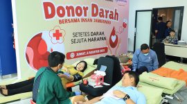 Direktur Manajemen SDM, Umum dan Manajemen Risiko PT Jamkrindo saat mengikuti kegiatan donor darah di Gedung Jamkrindo  Jumat 8 Agustus 2025. 