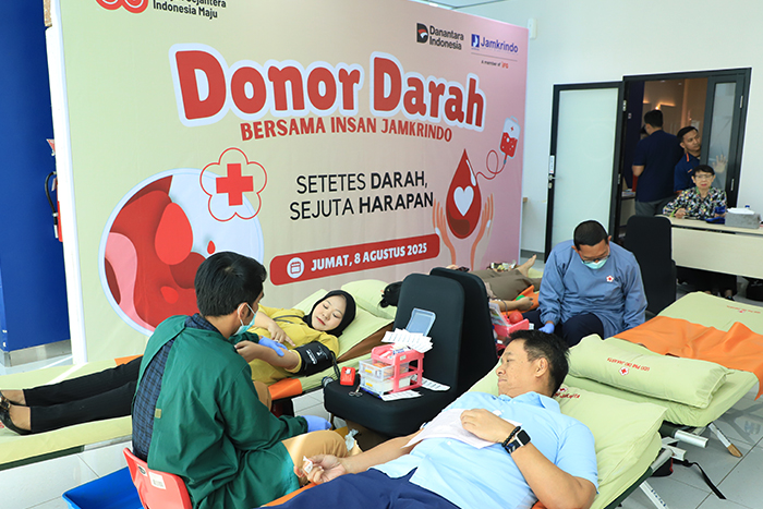 Direktur Manajemen SDM, Umum dan Manajemen Risiko PT Jamkrindo saat mengikuti kegiatan donor darah di Gedung Jamkrindo  Jumat 8 Agustus 2025. 
