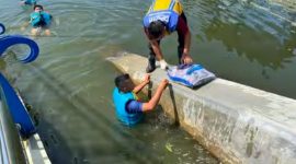 Sejumlah petugas DPUTR Kota Sukabumi saat melakukan pemeliharaan kolam retensi, belum lama ini.