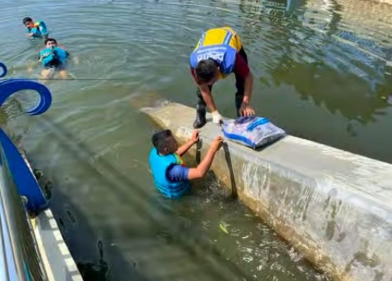 Sejumlah petugas DPUTR Kota Sukabumi saat melakukan pemeliharaan kolam retensi, belum lama ini.