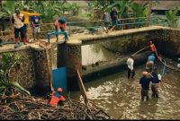 Petugas DPUTR Kota Sukabumi bersama warga Kelurahan Situmekar melaksanakan kerja bakti pengerukan Sungai Cipanengah, belum lama ini. Foto: Istimewa.