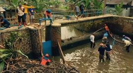 Petugas DPUTR Kota Sukabumi bersama warga Kelurahan Situmekar melaksanakan kerja bakti pengerukan Sungai Cipanengah, belum lama ini. Foto: Istimewa.