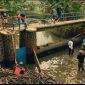 Petugas DPUTR Kota Sukabumi bersama warga Kelurahan Situmekar melaksanakan kerja bakti pengerukan Sungai Cipanengah, belum lama ini. Foto: Istimewa.