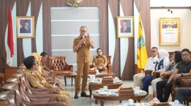 Wali Kota Sukabumi, Ayep Zaki, saat memberikan sambutan menggelar silaturahmi dengan BMPD yang berlangsung di ruang utama Balai Kota Sukabumi, pada Senin (29/9). Foto: Humas Pemkot Sukabumi.