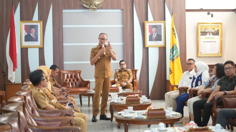 Wali Kota Sukabumi, Ayep Zaki, saat memberikan sambutan menggelar silaturahmi dengan BMPD yang berlangsung di ruang utama Balai Kota Sukabumi, pada Senin (29/9). Foto: Humas Pemkot Sukabumi.